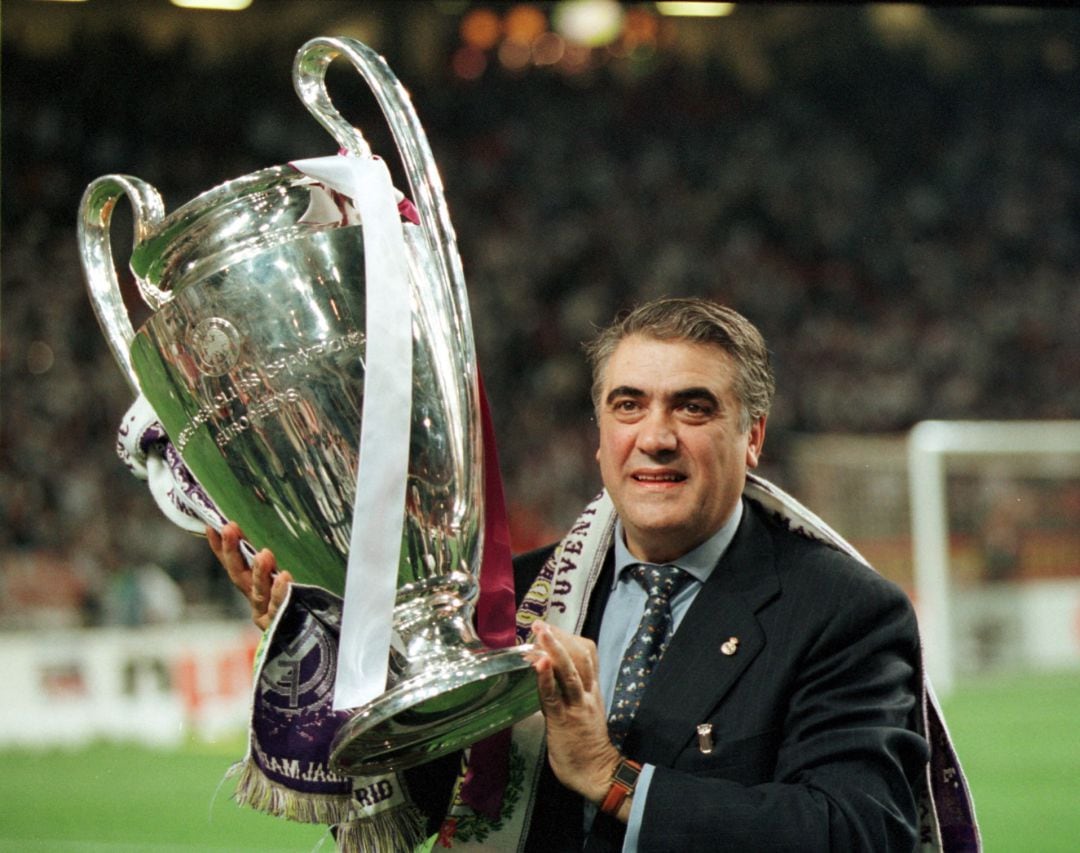 Lorenzo Sanz, junto con el trofeo de la Champions, tras la final contra la Juventus en 1998. 