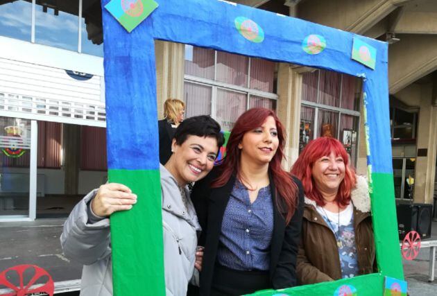 María Santiago, del Secretariado Gitano, en el centro, junto a la alcaldesa, Pilar Zamora - a la izquierda y Matilde Hinojosa, concejal de Acción Social -a la derecha.