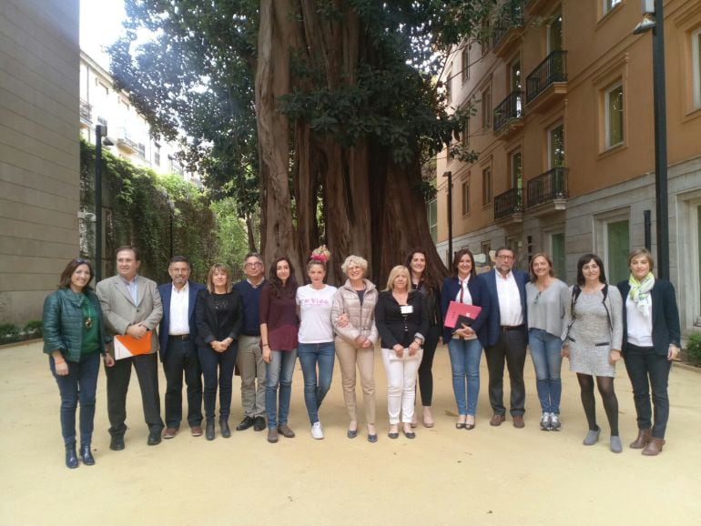 María Ferrer con los diputados de la Comisión de Sanidad de Les Corts Valencianes.