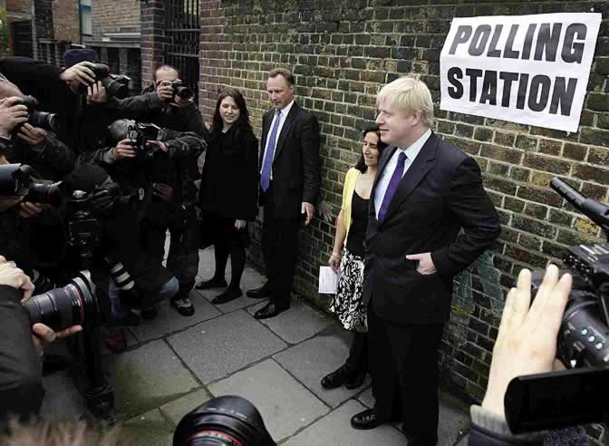 El candidato conservador, Boris Johnson, posa a la salida de un colegio electoral.