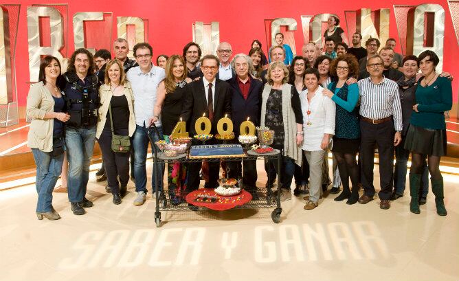 &#039;Saber y ganar&#039; cumple 4.000 programas con todo su equipo