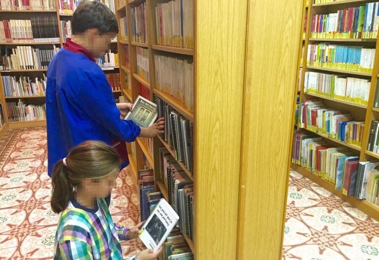 Alumnes de l'escola L'Horitzó a la biblioteca del centre