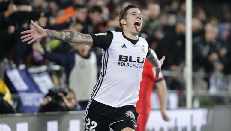 Santi Mina celebra un gol ante la Real Sociedad