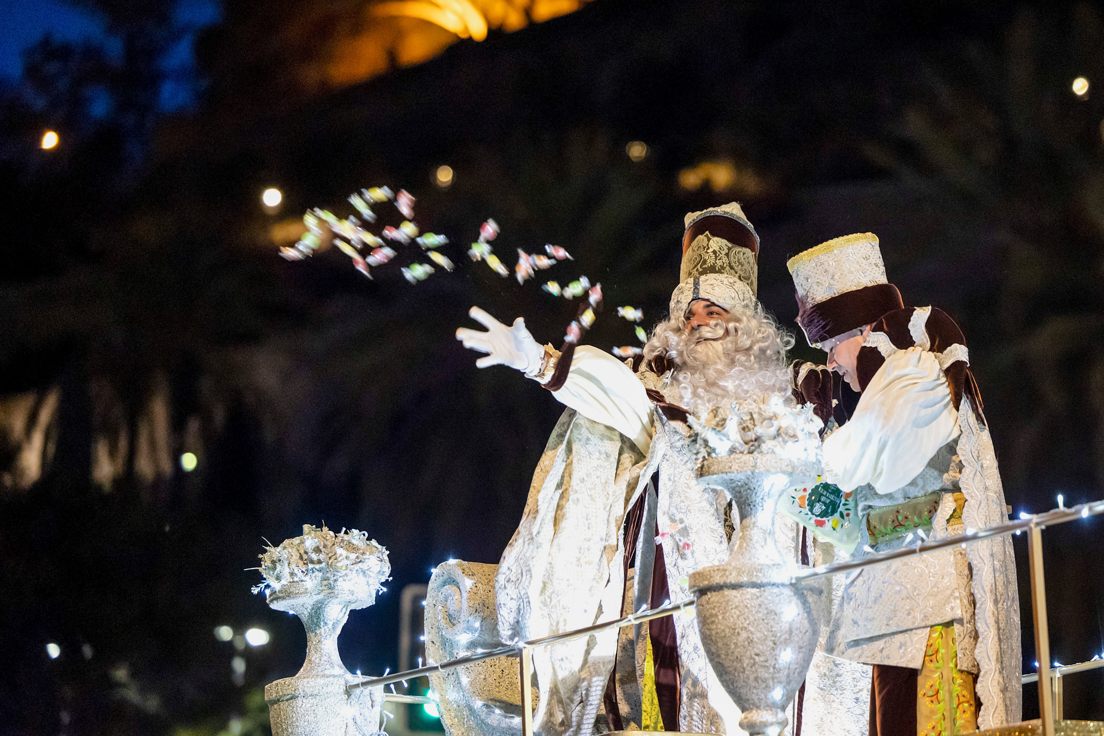 Málaga (España) 05/01/2024.- El Rey Gaspar en su carroza durante la Cabalgata de los Reyes Magos de Oriente, que ha tenido lugar esta tarde en Málaga. EFE/Daniel Pérez
