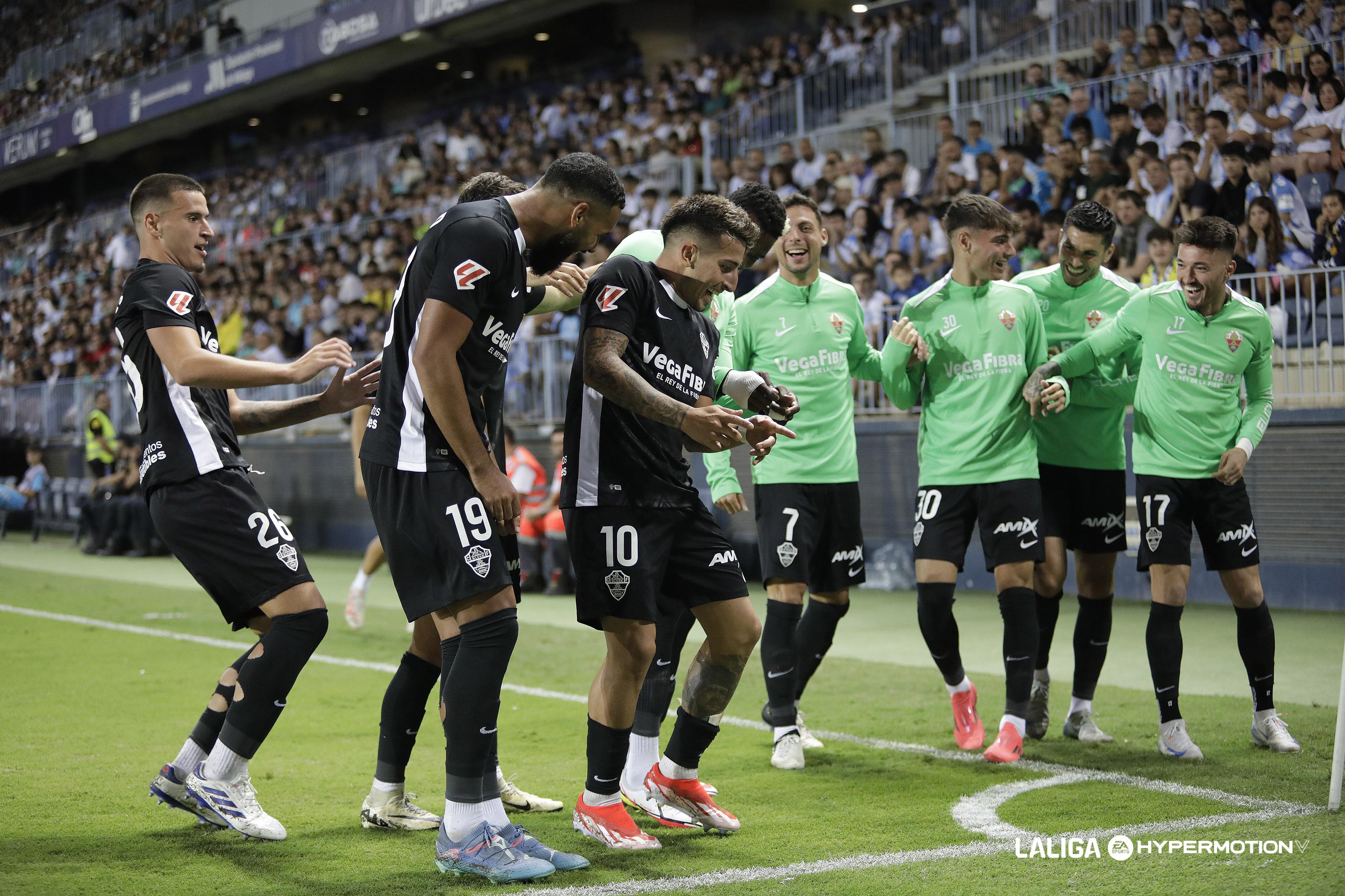 Los jugadores del Elche celebran el golazo de Nico Fernández Mercáu en Málaga