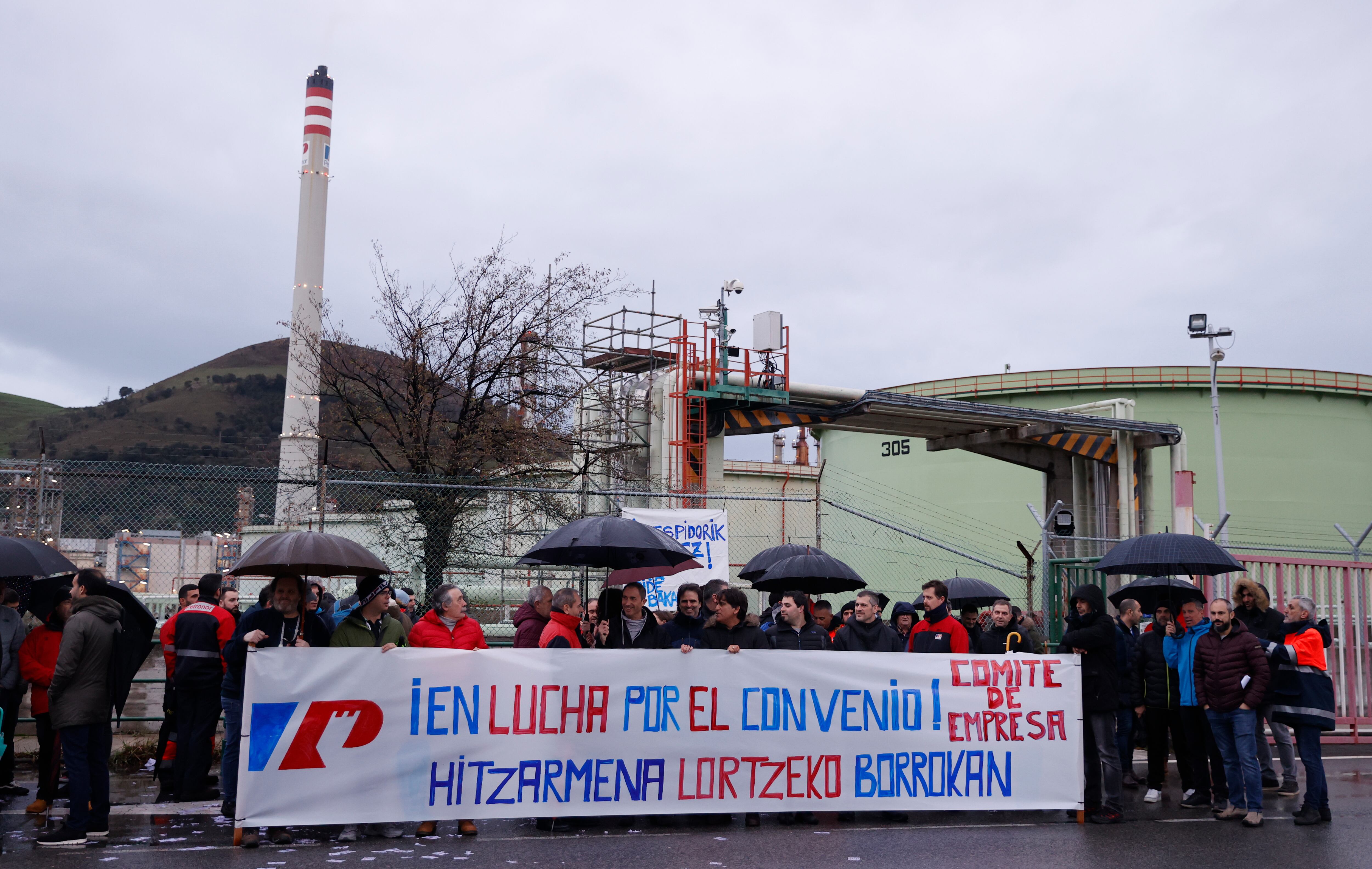 Trabajadores de la refinería de Petronor durante la concentración para denunciar el bloqueo de la negociación del convenio colectivo, vencido hace dos años.EFE/Luis Tejido