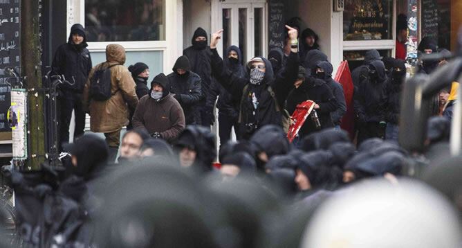 Un manifestante desafía a la policía durante los enfrentamientos en frente del centro cultural &#039;Rote Flora&#039; en una manifestación celebrada en Hamburgo