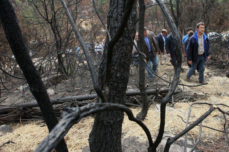 El presidente de la Xunta en su visita al terreno afectado tras el incendio en Boiro