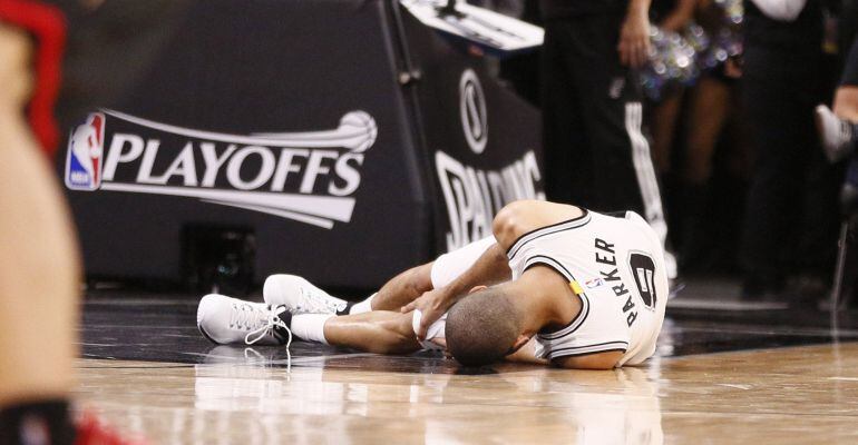 Tony Parker se duele de su pierna izquierda tras caer mal