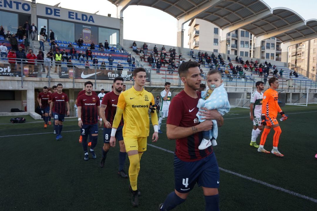 Kevin Sanz salta al campo con su hijo en brazos