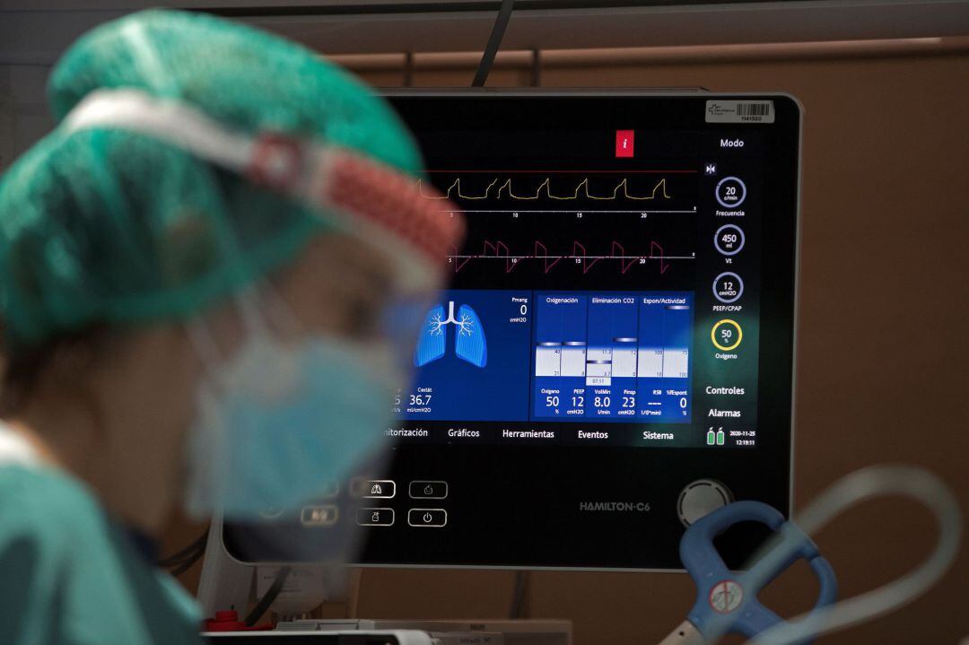 Un monitor de un paciente de COVID-19 en la UCI.