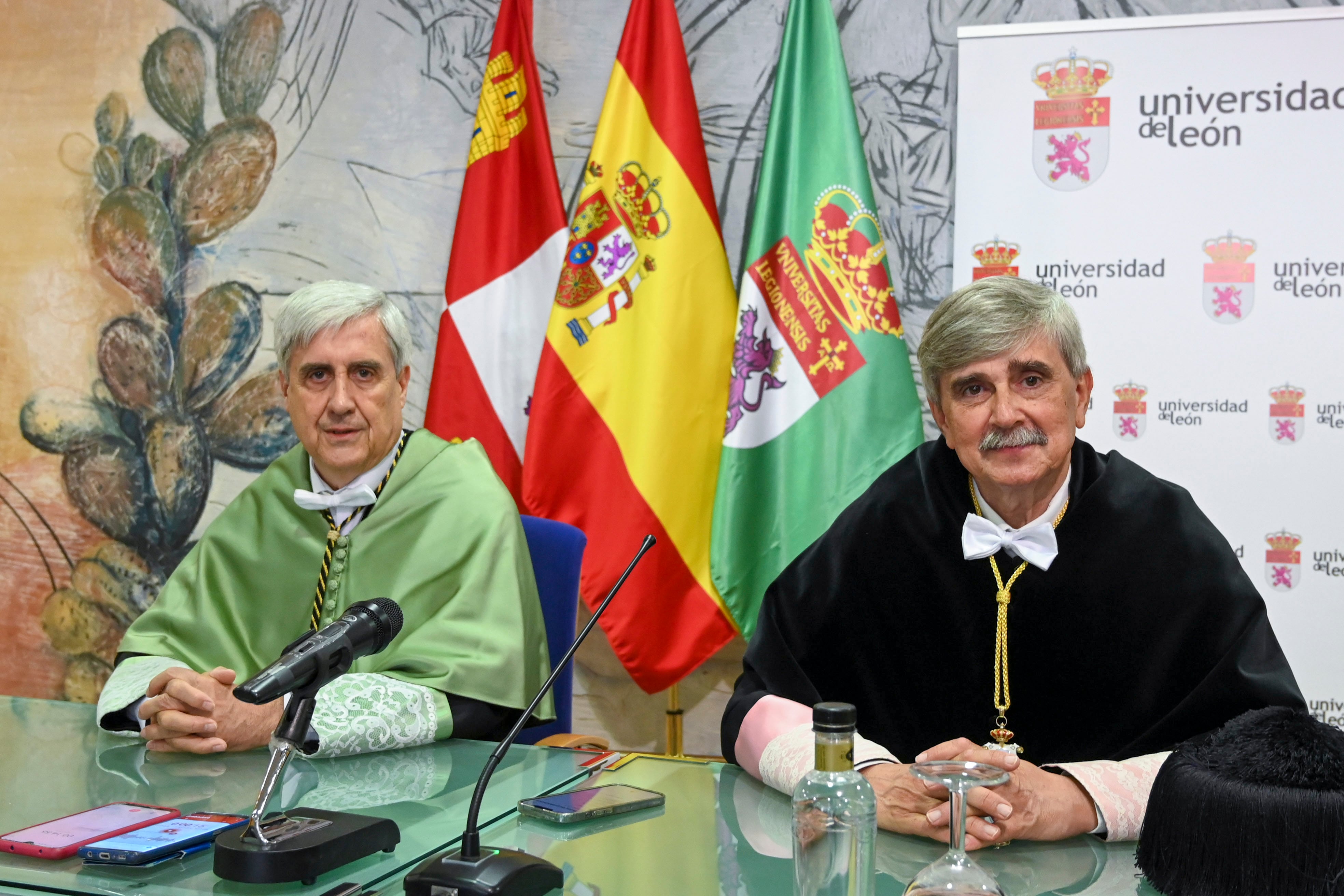 LEÓN, 26/06/2023.- El catedrático de Sanidad Animal Juan José Badiola (i), acompañado por el rector Juan Francisco García Marín (d), durante la ceremonia en la que ha sidoinvestido doctor honoris causa por la Universidad de León (ULe) este lunes. EFE/ J. Casares
