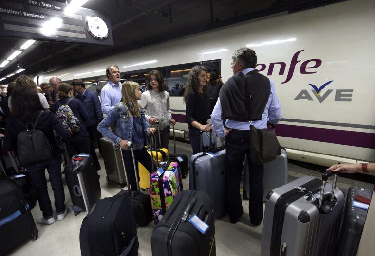 Cientos de pasajeros se agolpaban en la estación de Sants de Barcelona a la espera de que se solucione la incidencia