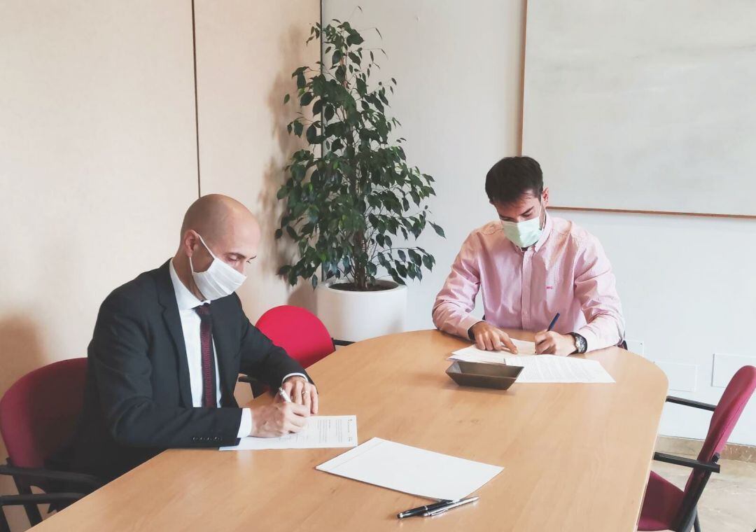 El alcalde de Llucmajor, Eric Jareño, y el director de la OAIB, Jaume Far, en la firma del acuerdo.
