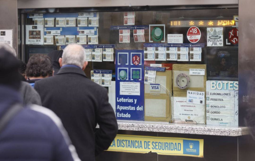 Colas en una administración de lotería 