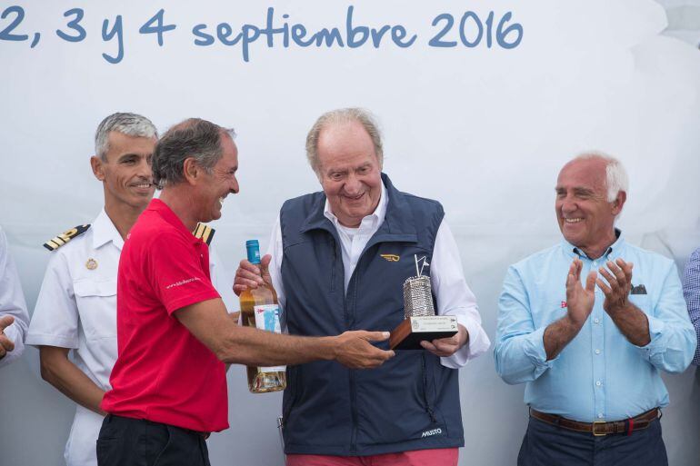 El Rey Juan Carlos I recibiendo el trofeo por su segundo puesto en clásicos