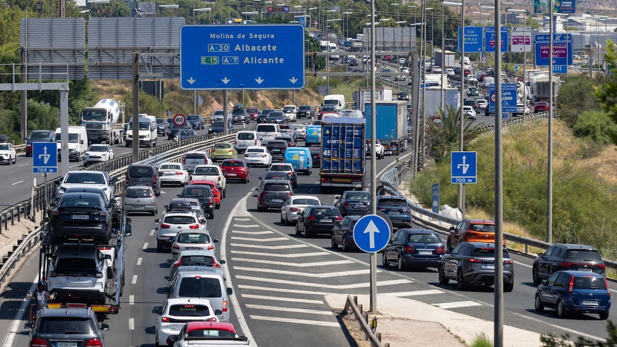 Carolina, dueña de un bar de carretera: "La gente está muy agobiada por pisar la playa"
