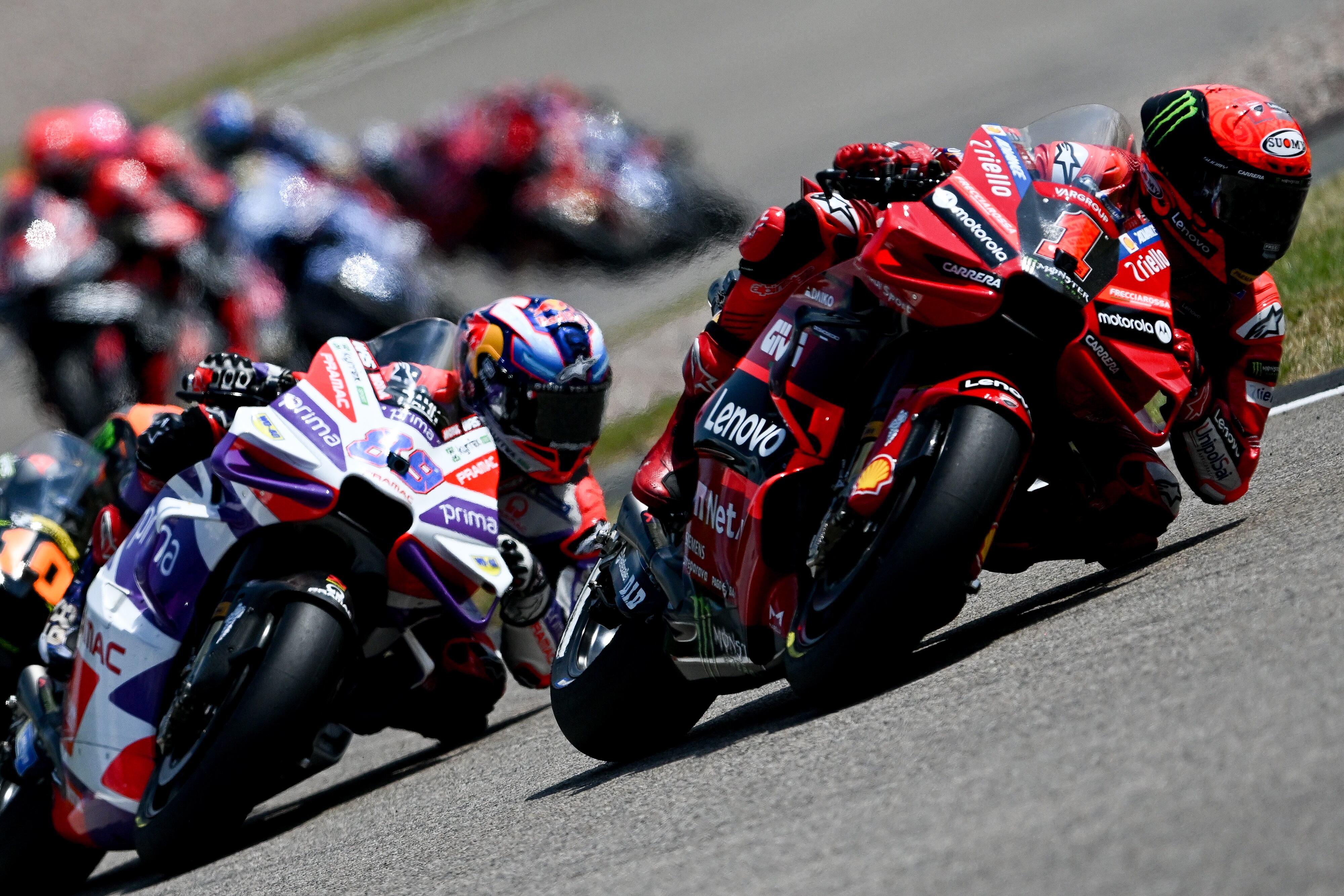 Jorge Martin pelea con Bagnaia en la carrera del GP de Alemania MotoGp. (Motociclismo, Ciclismo, Francia, Alemania) EFE/EPA/Filip Singer