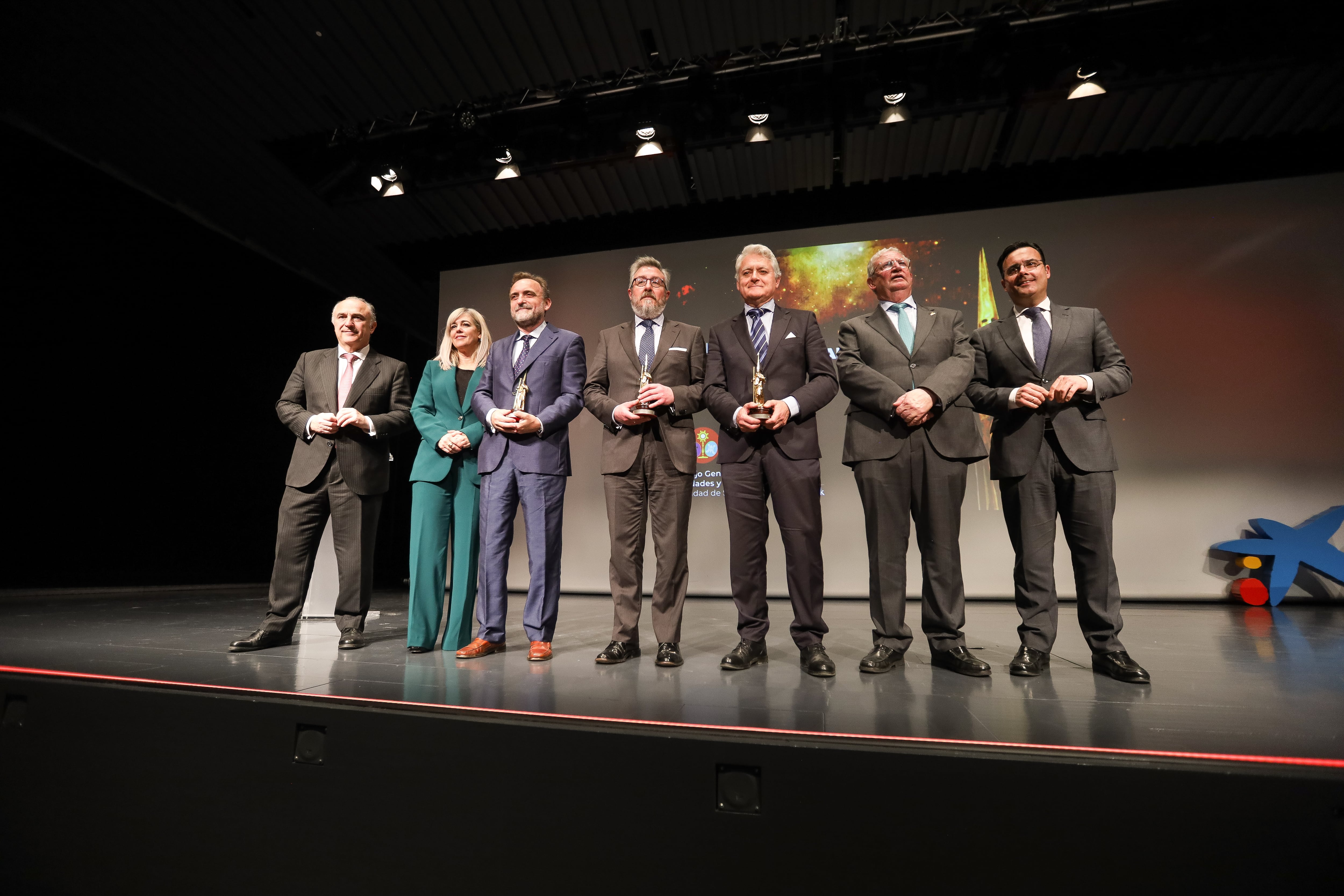 Foto de familia con los ganadores de los Premios de Comunicación del Consejo de Cofradías