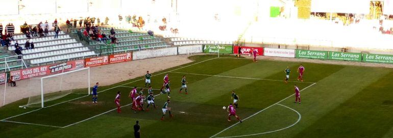 Samanés (Valladolid B) disparando desde la frontal del area del Toledo