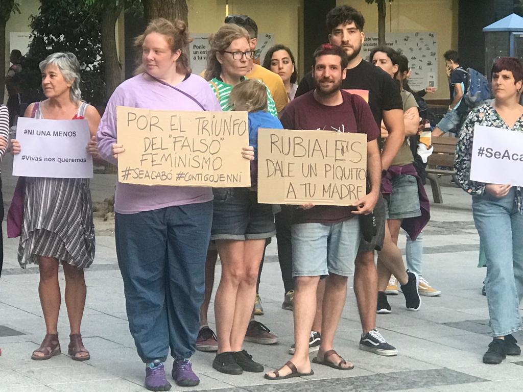 En la concentración también se criticaba a Luis Rubiales, como presidente de la RFEF