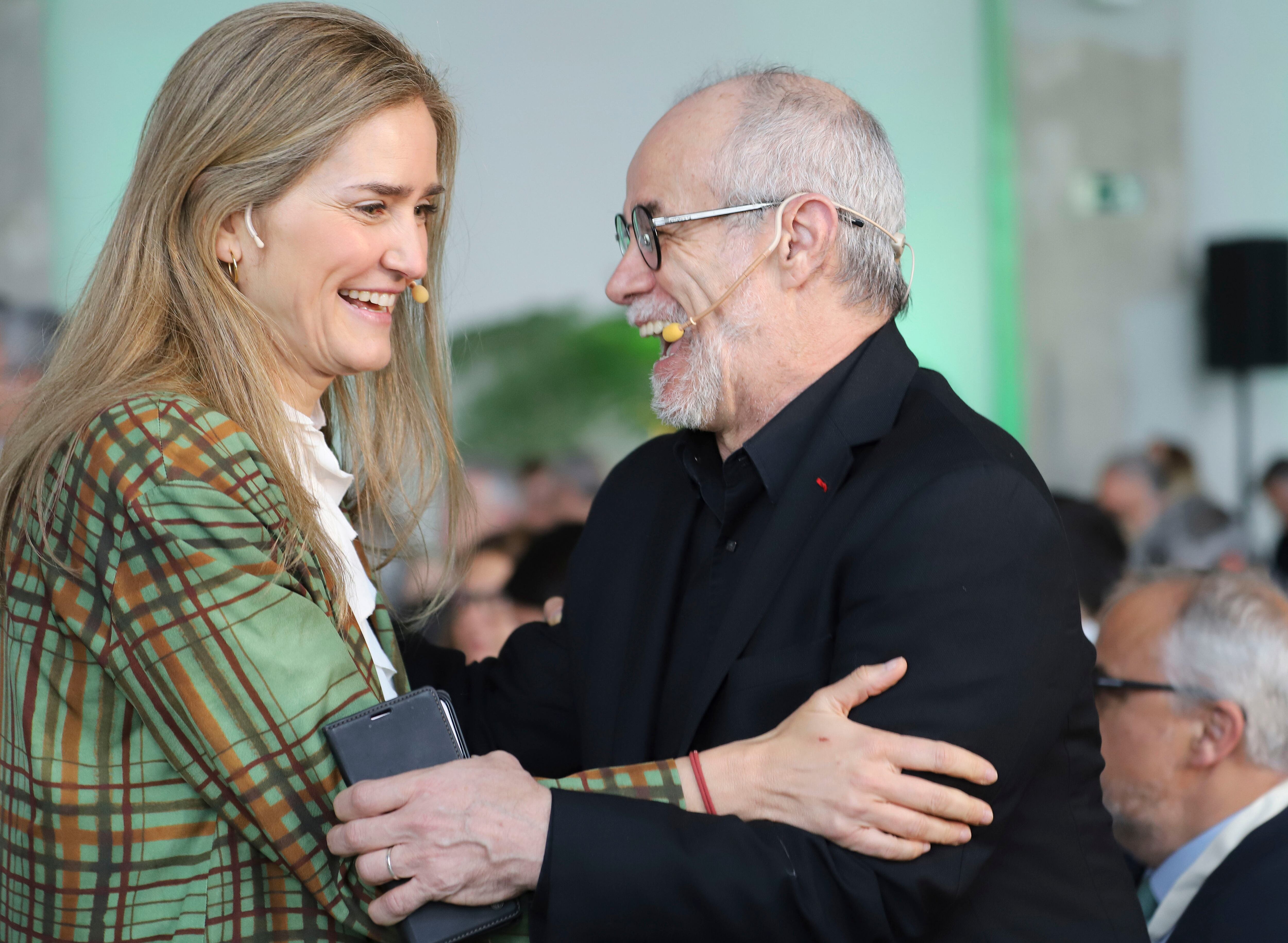 PONFERRADA (LEÓN) 16/04/2026.- La vicepresidenta tercera del Gobierno y ministra para la Transición Ecológica y el Reto Demográfico, Sara Aagesen (i) saluda a Carlos Moreno (d), director científico de la cátedra Emprendimiento-Territorio-Innovación e ideólogo del concepto Ciudad de los 15 minutos / Territorio de la media hora antes de participar en el III Encuentro Nacional de Centros de Innovación Territorial que se celebra en La Térmica Cultural de Ponferrada (León). EFE/ Ana F. Barredo