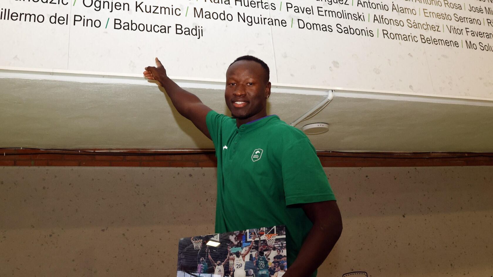 Baboucar Badji señala su nombre en el panel de canteranos