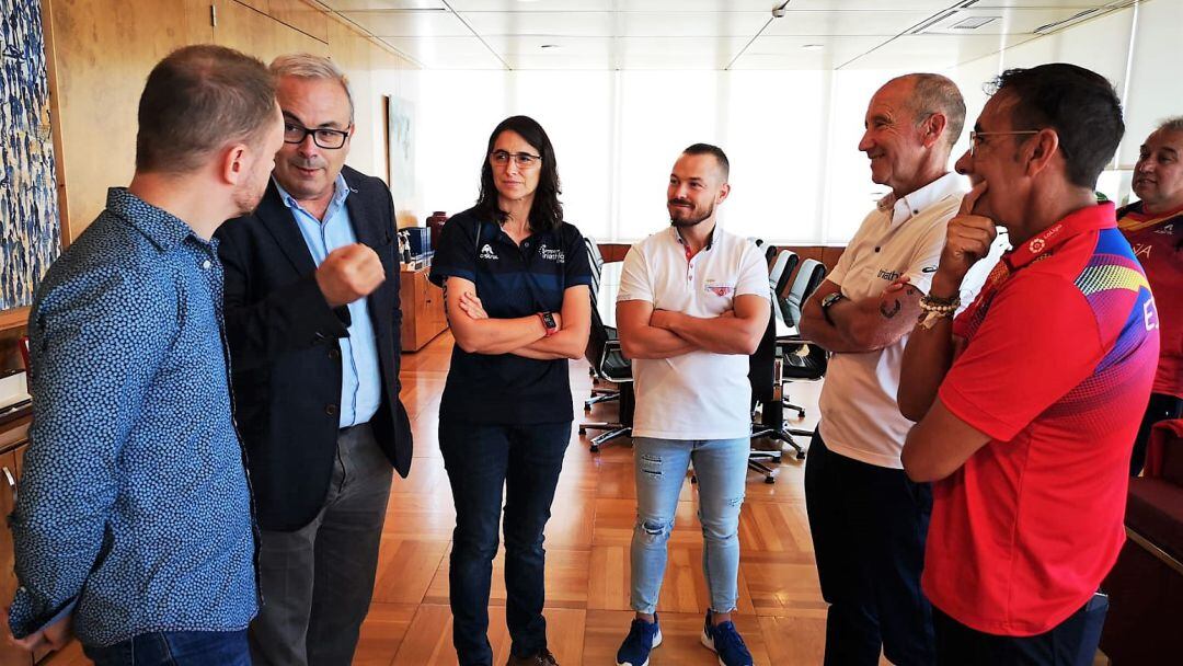 El presidente del Consell con los organizadores