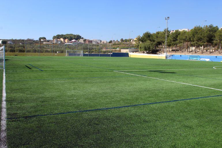 Nuevo campo de fútbol de césped artificial. 
