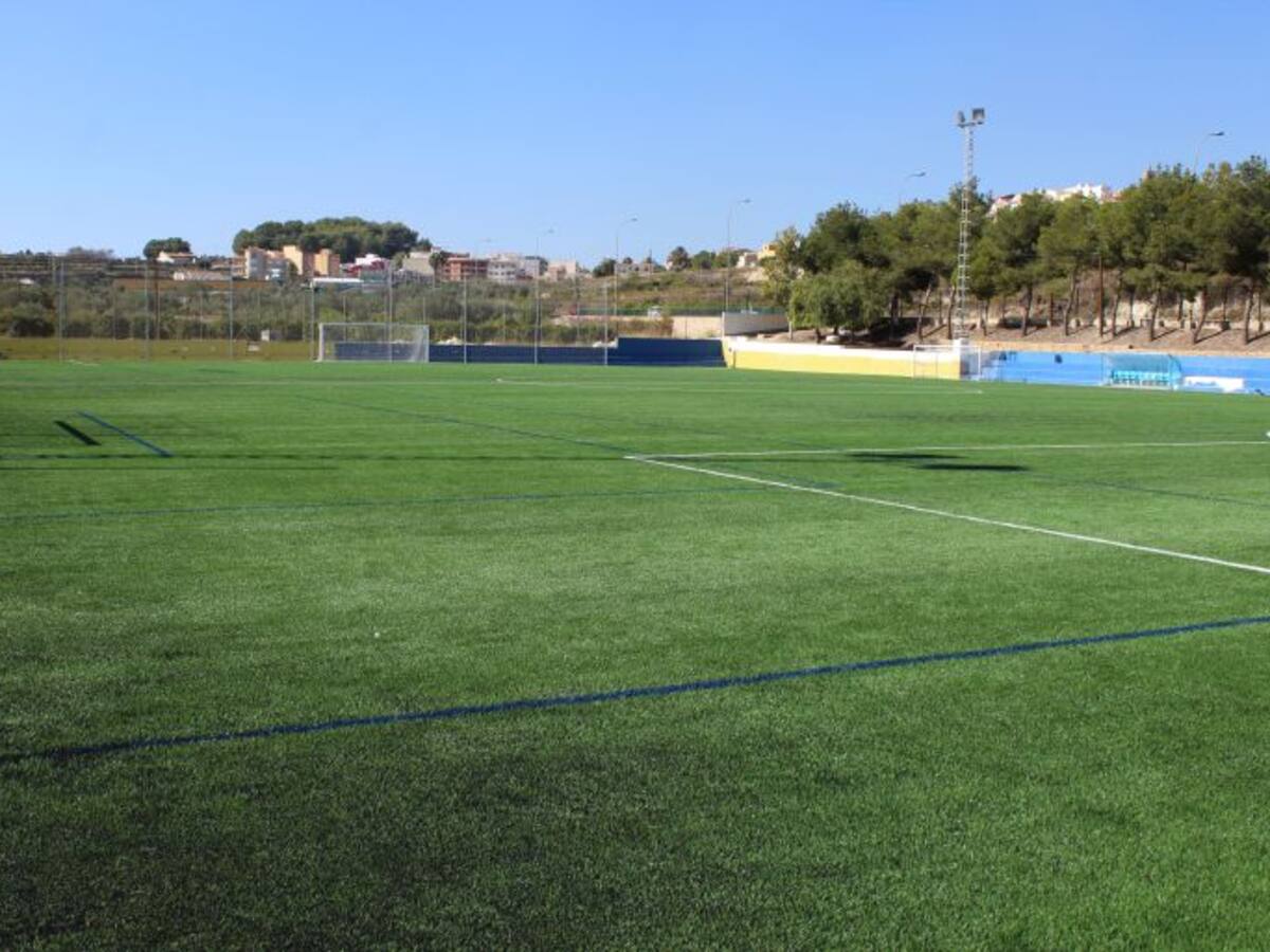 Benitatxell estrena campo de fútbol con cesped artificial