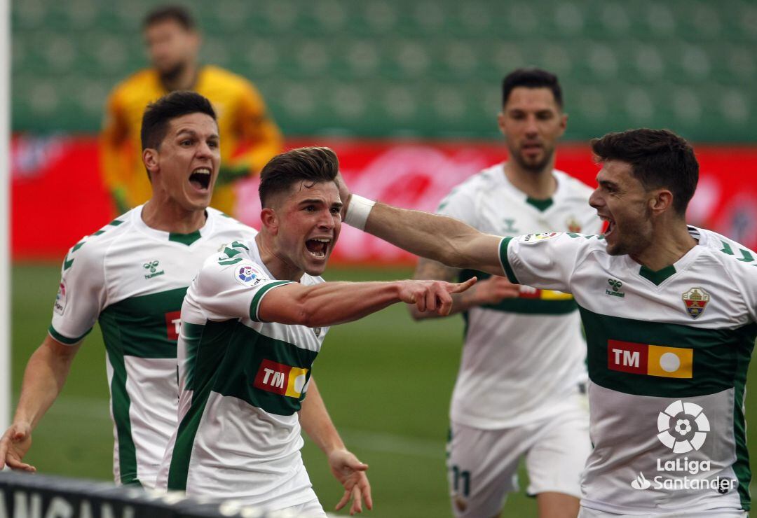 Los jugadores del Elche celebran el gol de Raúl Guti