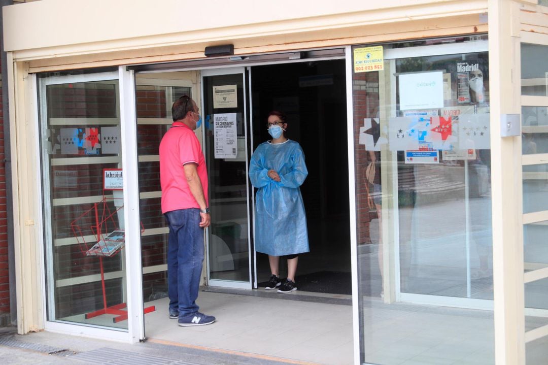 Una persona se informa en la entrada del centro de salud V Centenario de San Sebastián de los Reyes. La Comunidad de Madrid ha ordenado el cierre temporal de dicho centro, tras detectar un brote de coronavirus entre sus profesionales, con nueve casos positivos, aunque ninguno ha requerido de ingreso hospitalario.