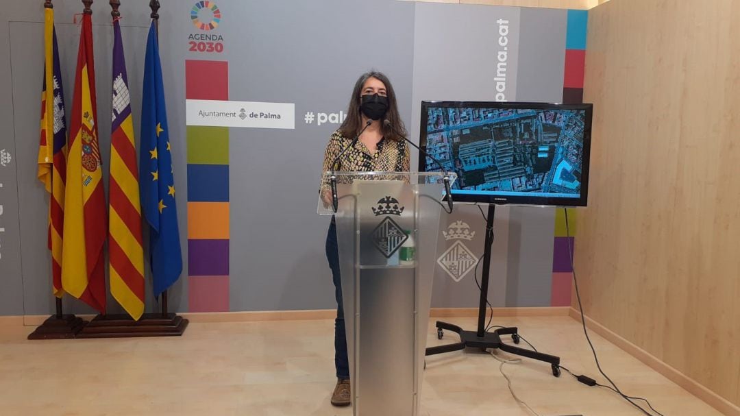 La regidora de Modelo de Ciudad, Vivienda Digna y Sostenibilidad del Ayuntamiento de Palma, Neus Truyol, durante una rueda de prensa.