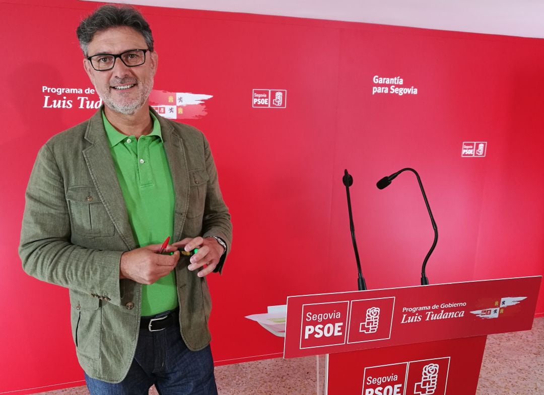 El procurador socialista José Luis Vázquez momentos antes de su comparecencia antes los medios