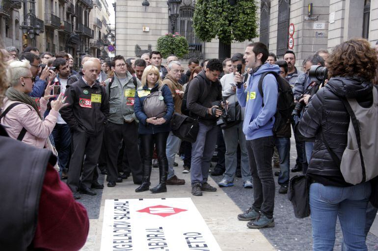 El portaveu del comitè de vaga, Oscar Sánchez, parla als treballadors de metro a la plaça Sant Jaume, el 27 d'abril de 2016