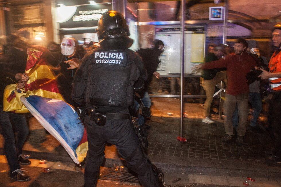 Manifestantes separatistas se enfrentan a la Policía Nacional