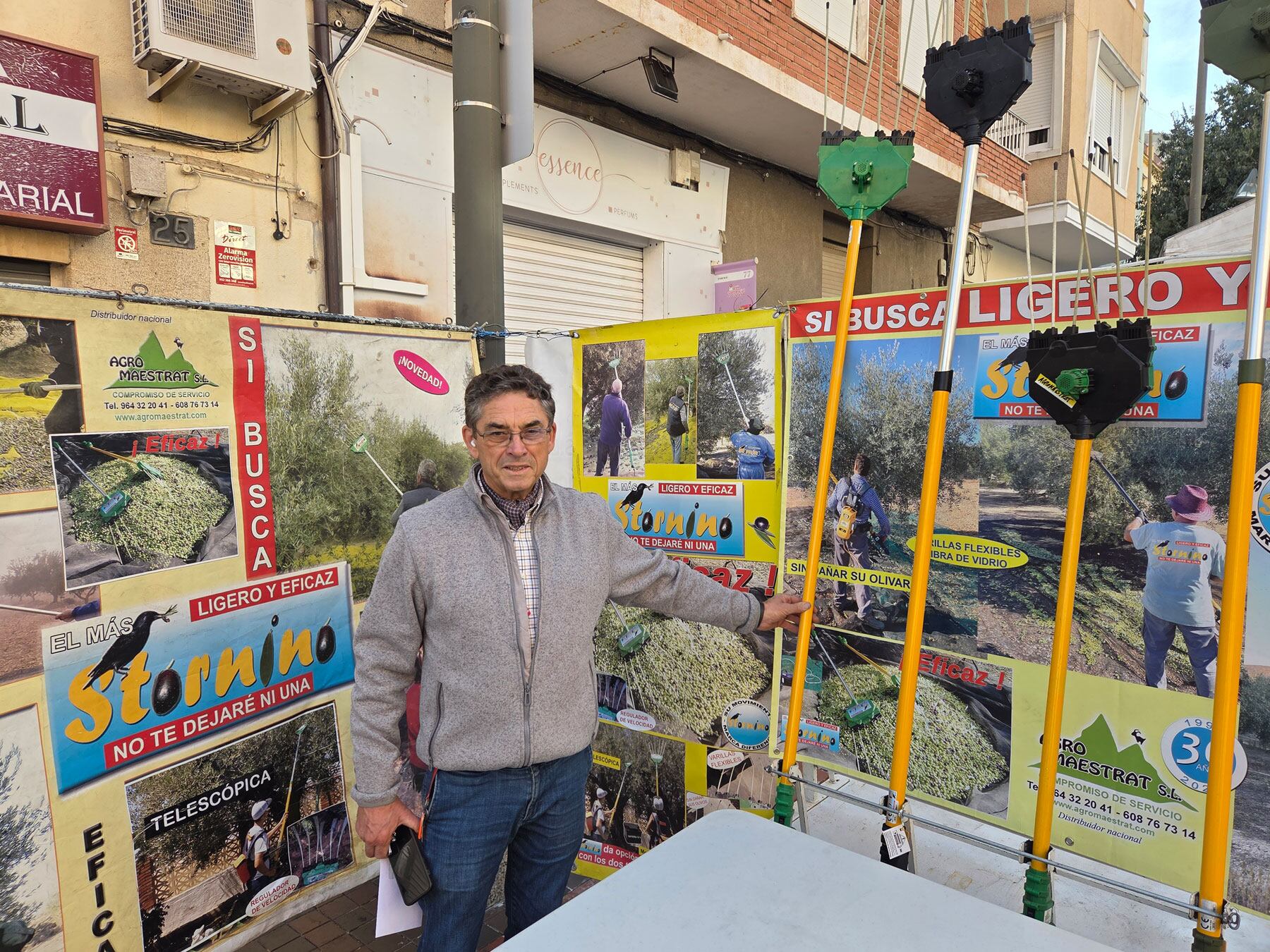 Ángel López, en el estand que Agromaestrat tiene en el Passeig del Comtat, muestra los particulares 'storninos'