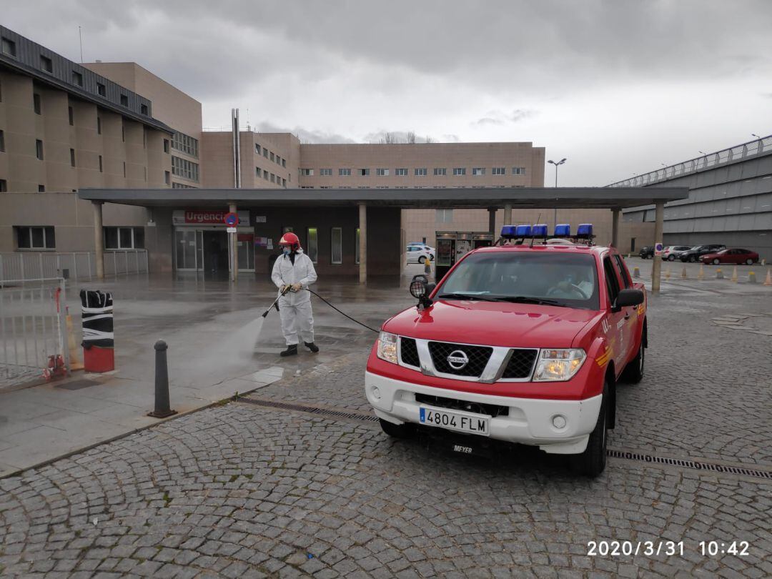 Desinfección a las puertas del Hospital de Segovia