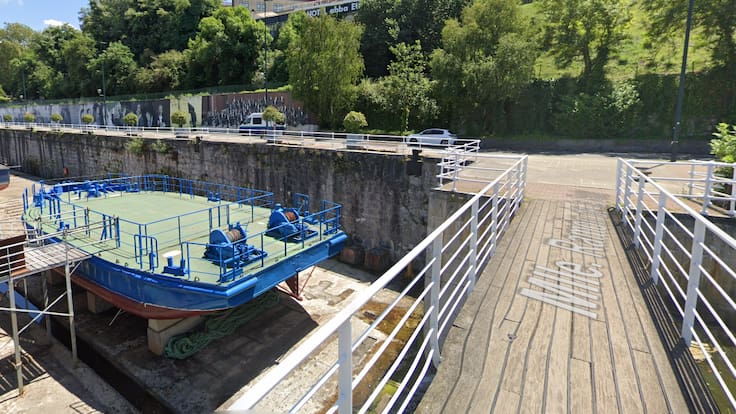 Bilbao acordona una pasarela junto a la Gabarra por tablones en mal estado y exige su reparación inmediata