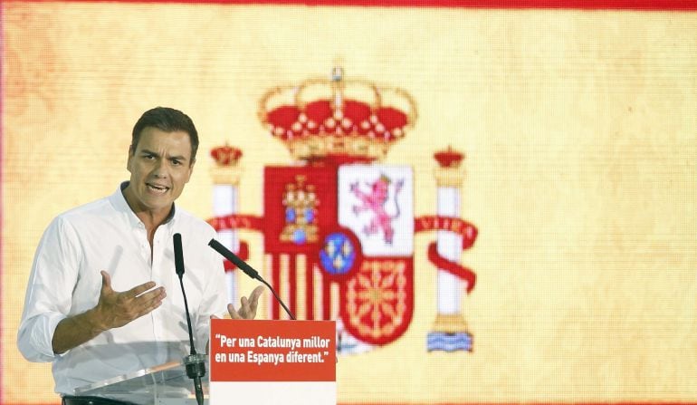 El secretario general del PSOE, Pedro Sánchez, durante un acto de campaña en Santa Coloma de Gramenet (Barcelona)