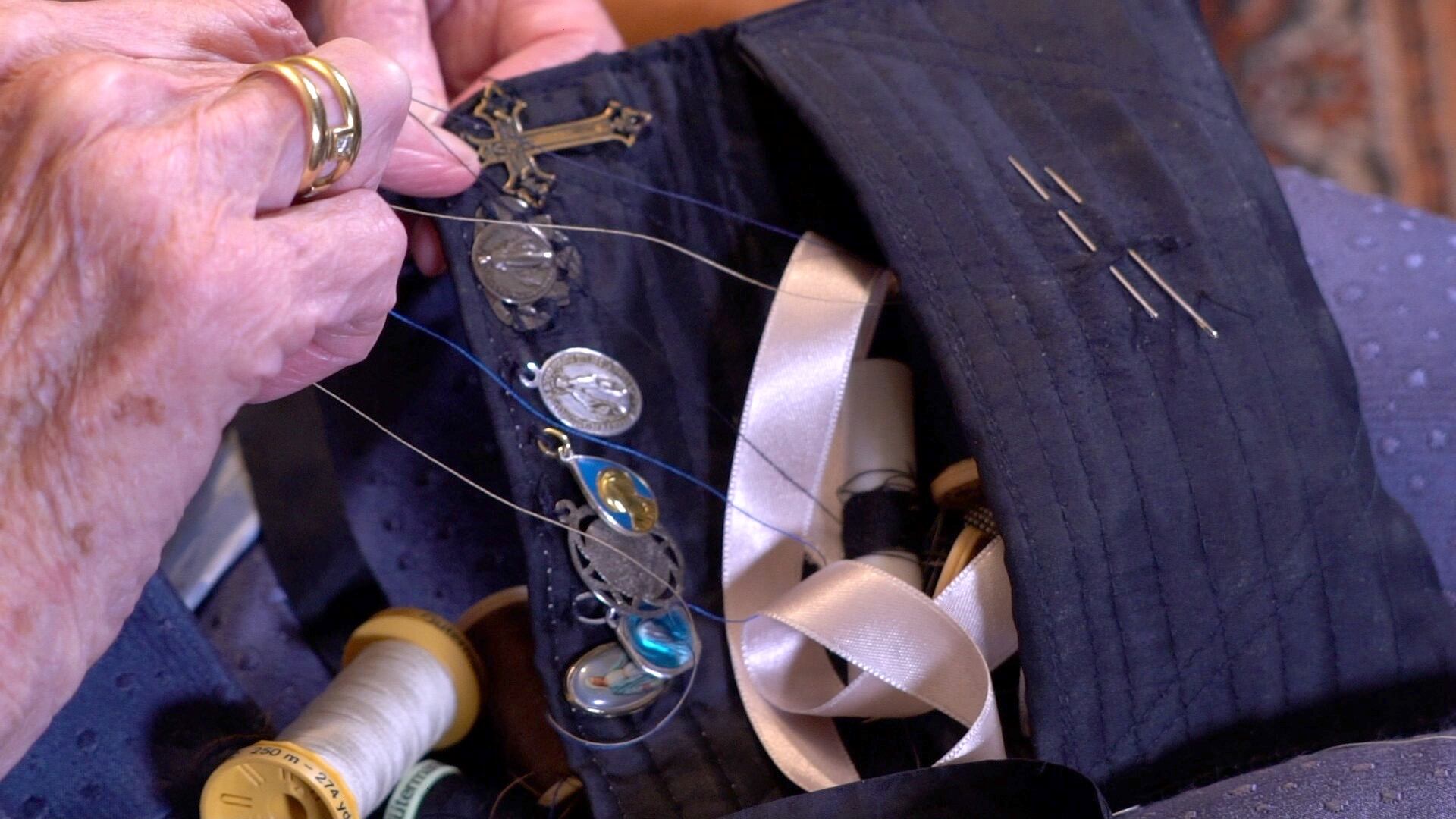 Detalle de una de las modistas trabajando