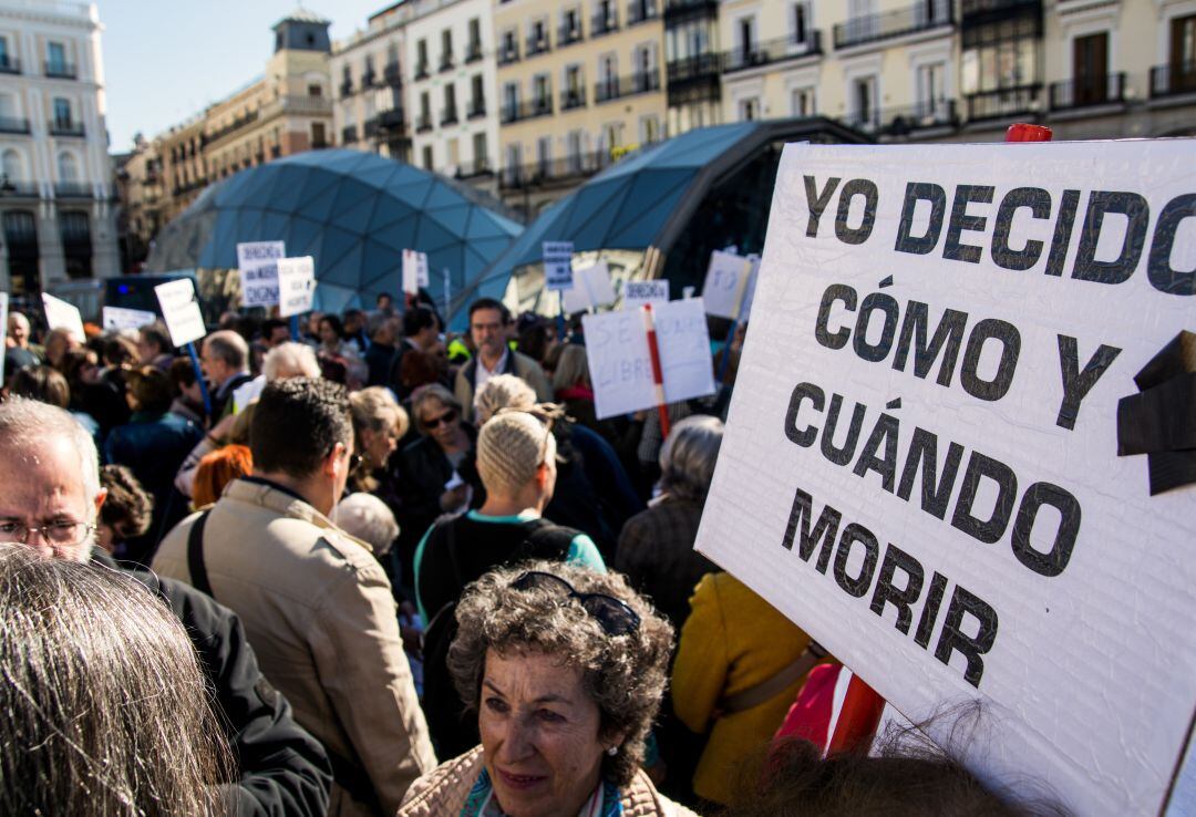 Manifestantes claman por una ley de eutanasia.