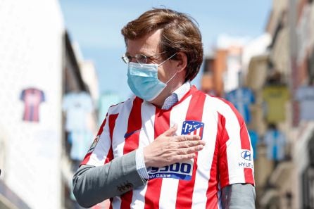 Jose Luis Martínez-Almeida, alcalde de Madrid, con la camiseta del Atlético de Madrid.