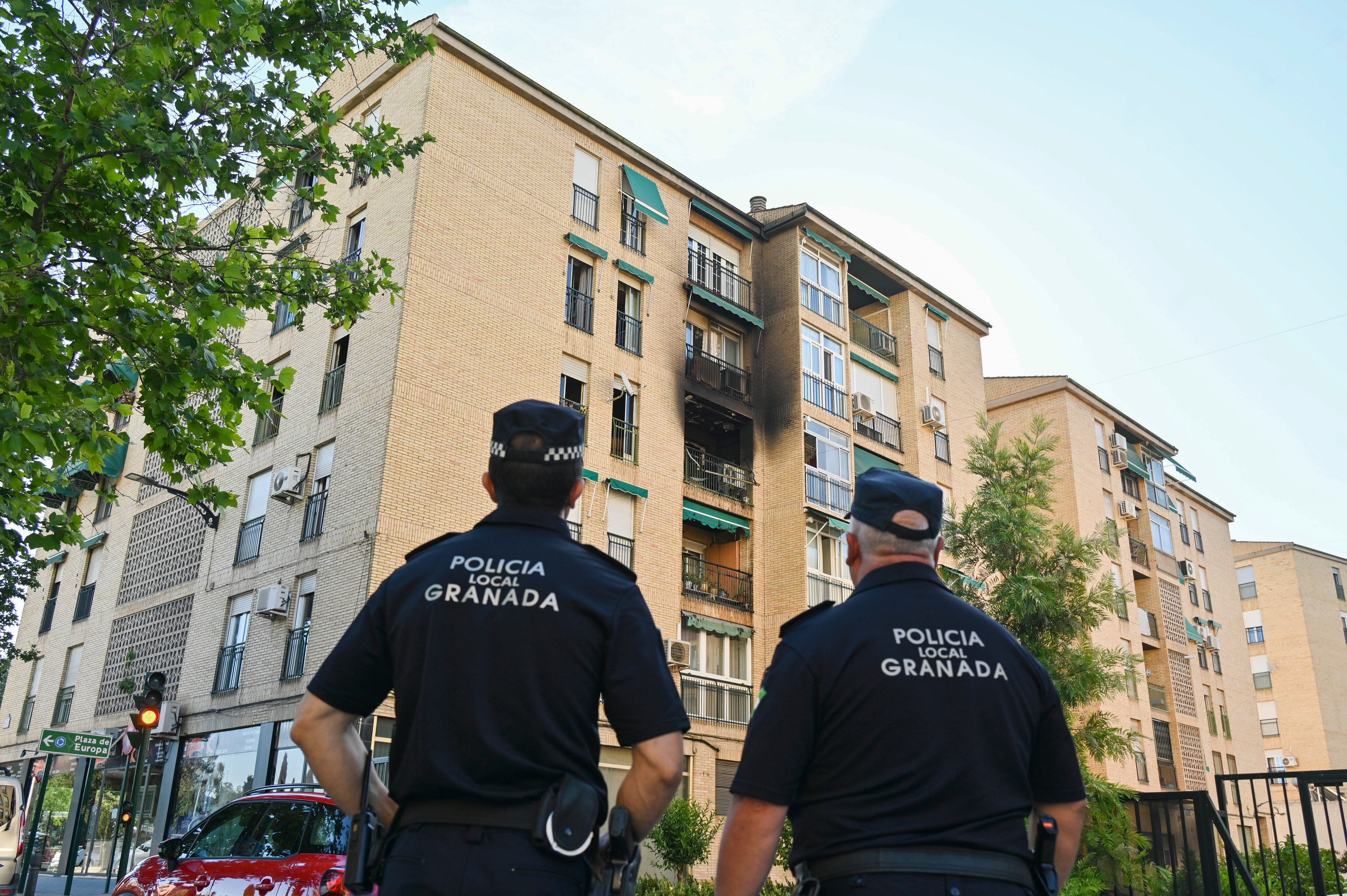 GRANADA, 15/05/23.- Un niño de seis años de edad ha muerto esta madrugada en el incendio de una vivienda en Granada y su madre ha resultado herida con pronóstico grave, según informa Emergencias 112 Andalucía. En la imagen, dos efectivos frente al inmueble en el que se ha producido el incendio, en la calle Circunvalación del barrio de la chana, en Granada. EFE/Miguel Ángel Molina
