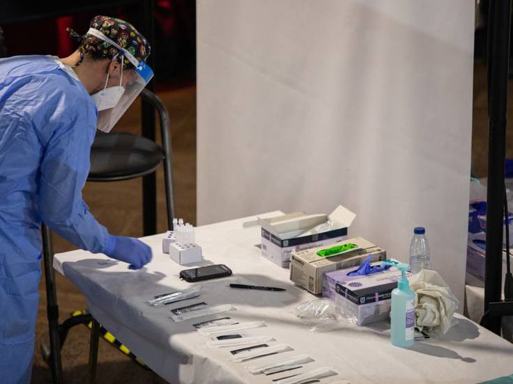 Un sanitario con test de Covid