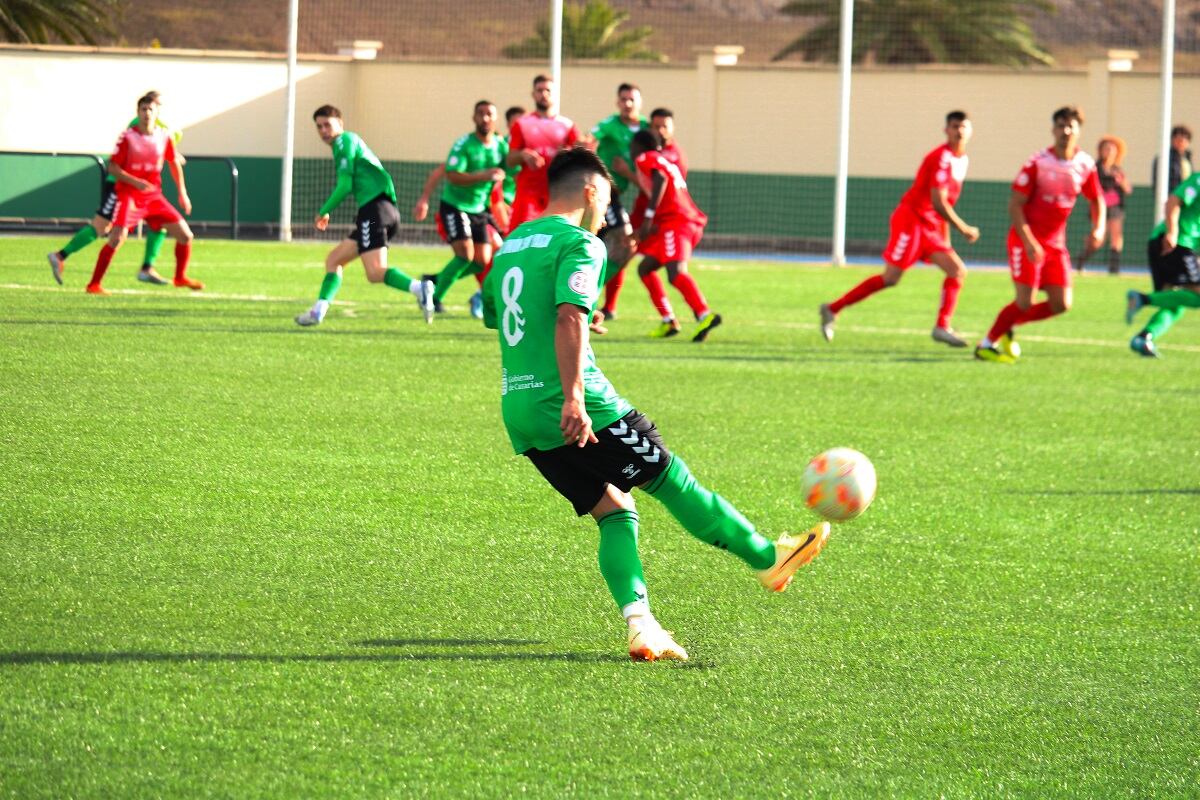 El Unión Sur Yaiza enviando el balón al área del Estrella FC.