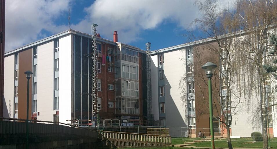 Bloques rehabilitados en el barrio de San Cristóbal de Burgos