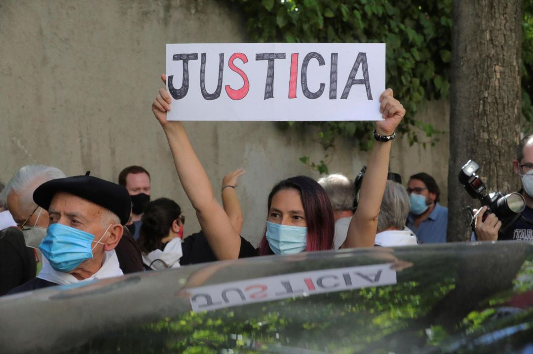 Varias familiares de víctimas participan en una protesta frente a la Embajada Argentina en Madrid, este jueves, durante la jornada en que el exministro del Interior Rodolfo Martín Villa declara ante la jueza argentina María Servini, acusado de 12 muertes ocasionadas por disparos de las Fuerzas y Cuerpos del Seguridad del Estado que él dirigía cuando estaba al frente del departamento (1976-1979).