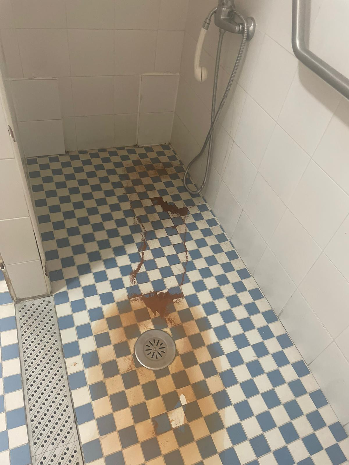 Imagen de una ducha de la residencia tras abrir el agua corriente.