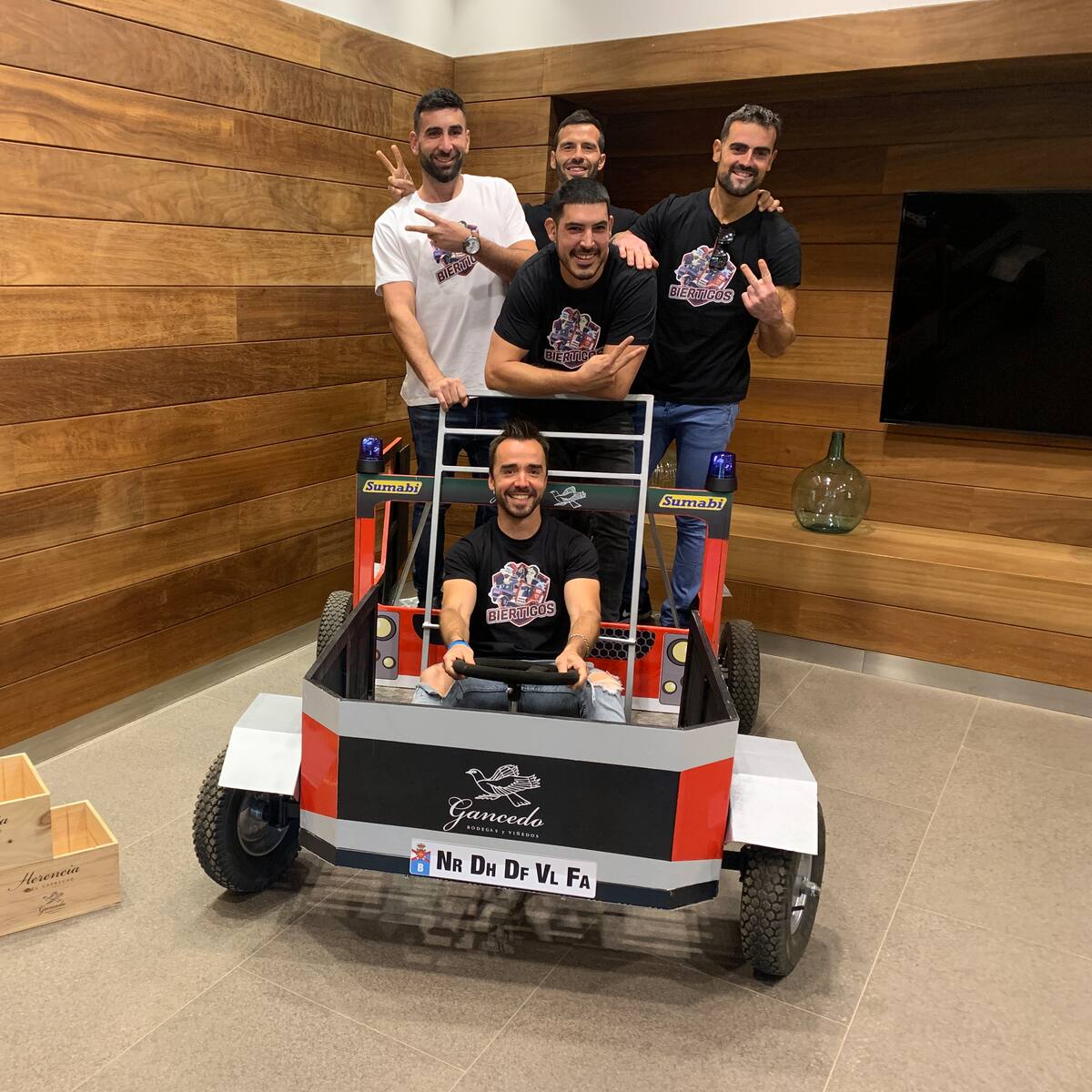 Bodegas Gancedo y Sumabi convierten a cinco bomberos de Ponferrada en el equipo "Biertigo" para competir en Red Bull Autos Locos de Madrid